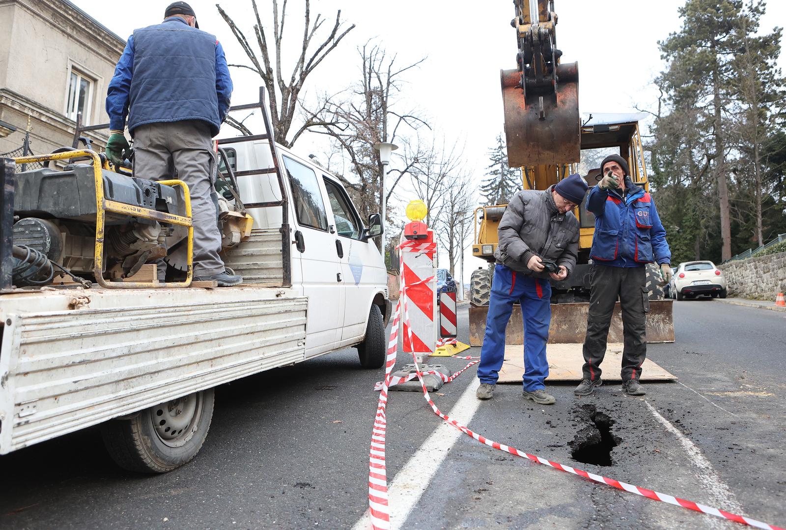 02.02.2022., Zagreb - Zbog hitne sanacije javnog kanala, Jurjevska ulica na dijelu od Mlinarske ulice do kucnog broja 35, od srijede 02. veljace 2022. do utorka 15. veljace 2022. bit ce zatvorena za sav promet. Kako bi se omogucio prolaz vozila ulicom Tuskanac, gdje se trenutno izvode radovi i uspostavljena je privremena regulacija prometa semaforskim uredjajima. Radovi u ulici Tuskanac. Photo: Marko Prpic/PIXSELL