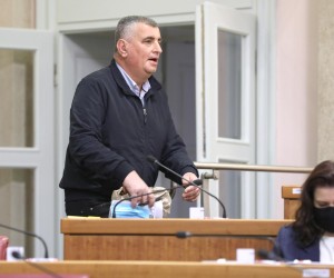 02.02.2022., Zagreb - Sabor 10. sjednicu nastavlja raspravom o prijedlogu zakona o postupku notifikacije u podrucju tehnickih propisa i propisa o uslugama informacijskog društva. Iako je ima u rukama Miro Bulj i u sabornici koristi svaku priliku da masku ne stavi na lice.
 Photo: Patrik Macek/PIXSELL