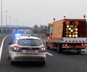 02.12.2020., Zabok - Teska prometna nesreca na autocesti A2 Zagreb-Macelj izmedju cvorova Zabok i Sveti Kriz Zacretje.  u nesreci su sudjelovali kamion i dva auta, dvoje lakse ozlijedjenih je iz kamiona, dok su osobe iz automobila prosle bez ozlijeda. Zbog nesrece je zatvorena autocesta A2 Zagreb-MaceljrrPhoto: Davor Puklavec/PIXSELL
