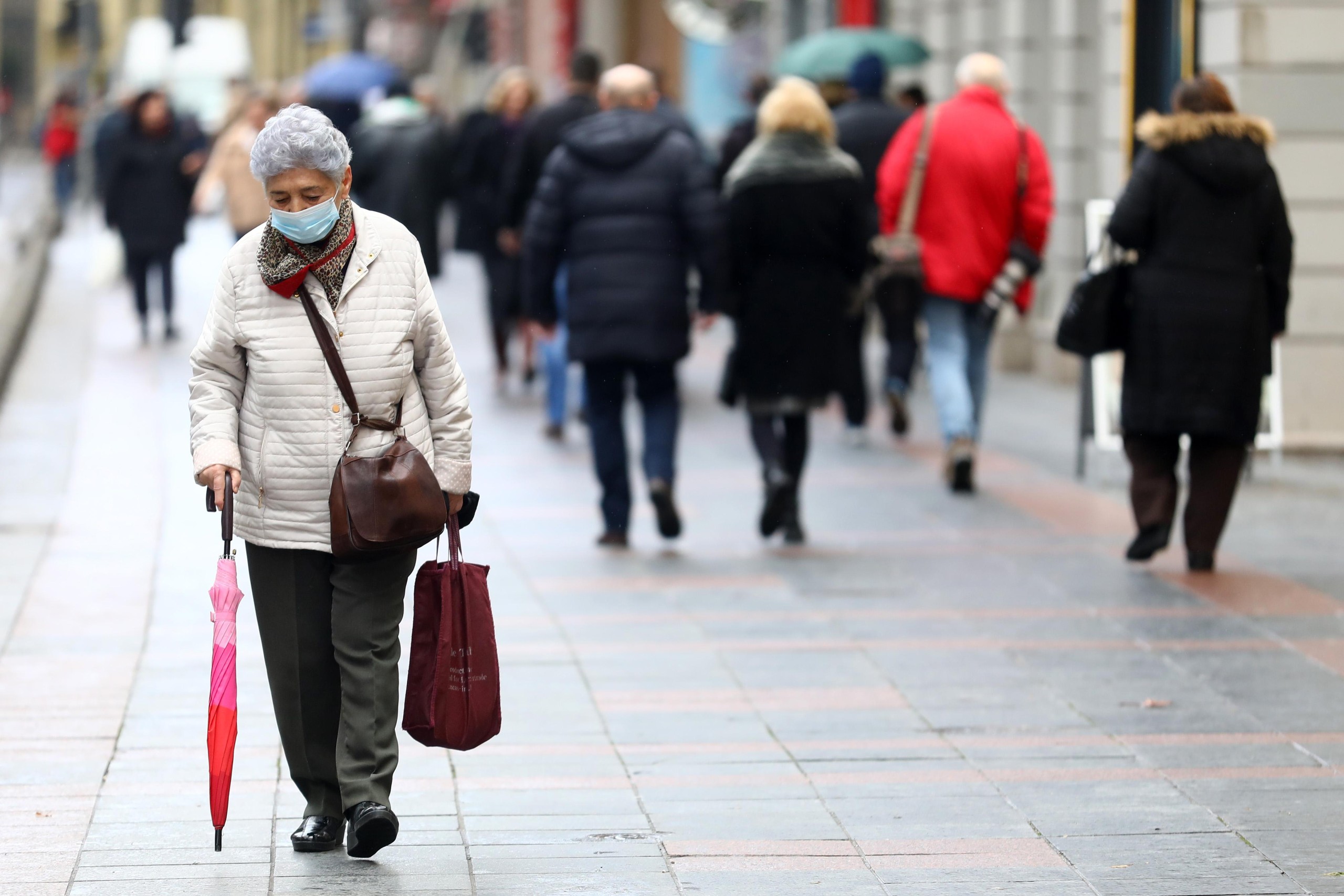 02.12.2021., Sarajevo, Bosna i Hercegovina - Unatoc pojavljivanju novih sojeva virusa i pogorsanju epidemioloske slike, veliki broj gradjana ne nosi maske na ulicama.
 Photo: Armin Durgut/PIXSELL