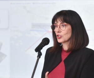 03.07.2020., Zagreb - Ministrica znanosti i obrazovanja Blazenka Divjak urucila je posljednji dio ugovora za regionalne centre kompetentnosti, ukupne vrijednosti 820 milijuna kuna, koji se dodjeljuju iz Europskog socijalnog fonda, u sklopu poziva "Uspostava regionalnih centara kompetentnosti u strukovnom obrazovanju u podsektorima strojarstvo, elektrotehnika i raacunalstvo, poljoprivreda i zdravstvo".rPhoto: Davorin Visnjic/PIXSELL