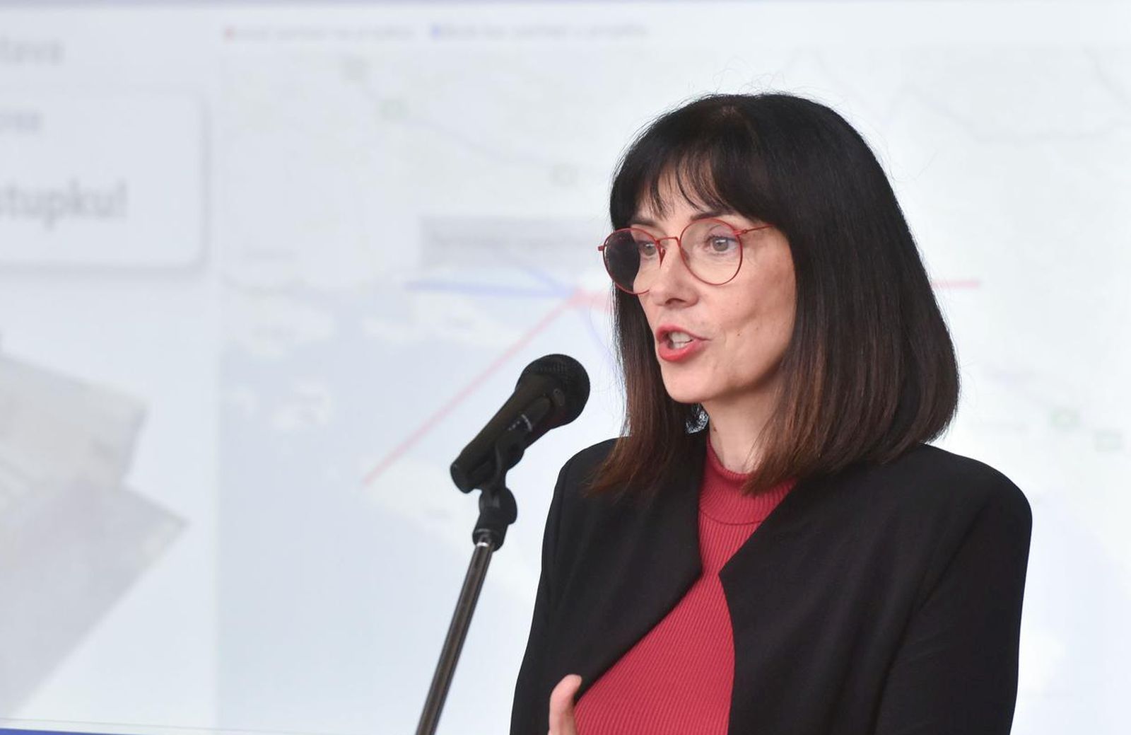 03.07.2020., Zagreb - Ministrica znanosti i obrazovanja Blazenka Divjak urucila je posljednji dio ugovora za regionalne centre kompetentnosti, ukupne vrijednosti 820 milijuna kuna, koji se dodjeljuju iz Europskog socijalnog fonda, u sklopu poziva "Uspostava regionalnih centara kompetentnosti u strukovnom obrazovanju u podsektorima strojarstvo, elektrotehnika i raacunalstvo, poljoprivreda i zdravstvo".rPhoto: Davorin Visnjic/PIXSELL