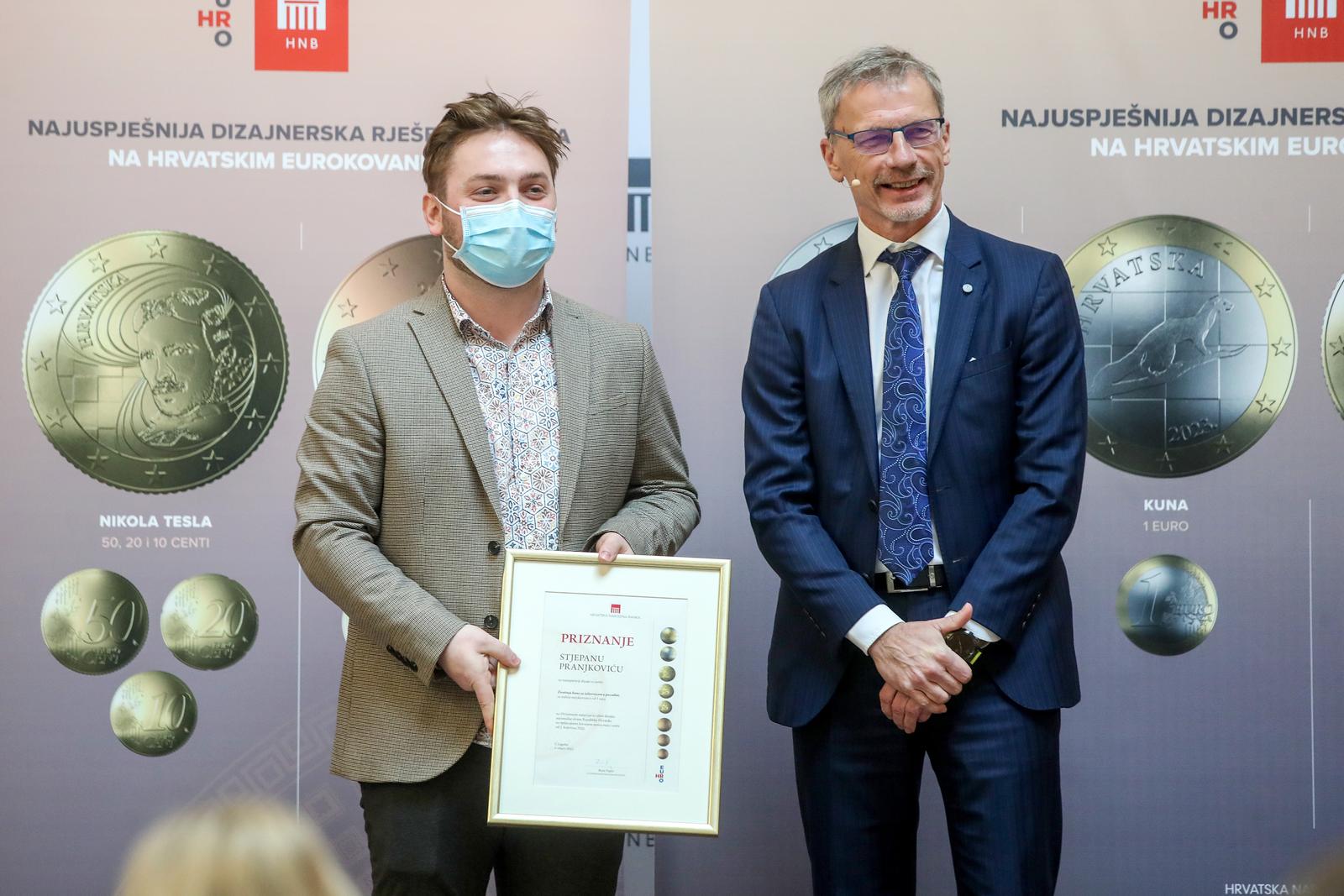 04.02.2022.,  Zagreb - Guverner Hrvatske narodne banke (HNB) Boris Vujcic dodijelio je nagrade autorima najuspjesnijih dizajnerskih rjesenja hrvatskih eurokovanica. Nagradjeni dizajner kovanice od 1 eura, Stjepan Pranjkovic za dizajn Zivotinja kuna sa sahovnicom u pozadini. Photo: Igor Kralj/PIXSELL