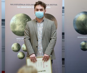 04.02.2022.,  Zagreb - Guverner Hrvatske narodne banke (HNB) Boris Vujcic dodijelio je nagrade autorima najuspjesnijih dizajnerskih rjesenja hrvatskih eurokovanica. Nagradjeni dizajner kovanice od 1 eura, Stjepan Pranjkovic za dizajn Zivotinja kuna sa sahovnicom u pozadini. Photo: Igor Kralj/PIXSELL