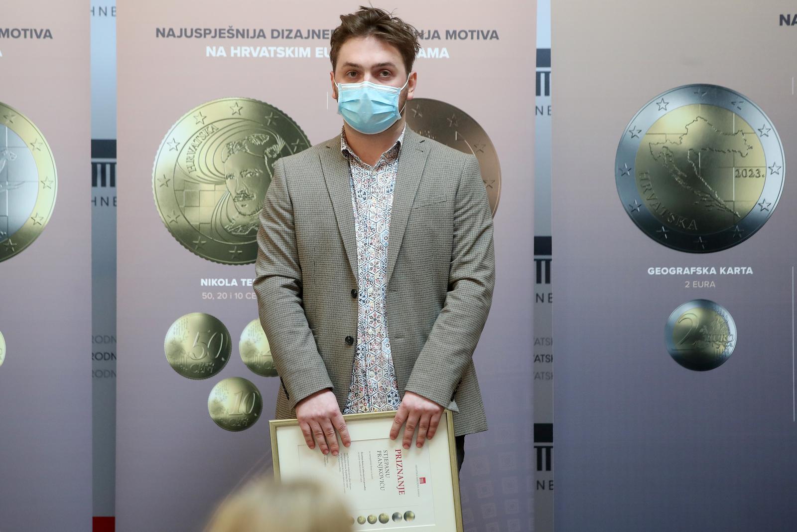 04.02.2022.,  Zagreb - Guverner Hrvatske narodne banke (HNB) Boris Vujcic dodijelio je nagrade autorima najuspjesnijih dizajnerskih rjesenja hrvatskih eurokovanica. Nagradjeni dizajner kovanice od 1 eura, Stjepan Pranjkovic za dizajn Zivotinja kuna sa sahovnicom u pozadini. Photo: Igor Kralj/PIXSELL