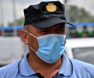 04.08.2020., Stara Gradiska - Velika zapljena cigareta na granicnom prijelazu u Staroj Gradiski. Pronadjeno je preko 160 tisuca kutija u kamionu BiH oznaka. Kamion je prevozio brikete bukve, a medju kutijama s briketom bile su skrivene i velike kartonske kutije s cigaretama, cija se vrijednost procjenjuje na oko 3,2 milijuna kuna. Miroslav Matic, nacelnik GP stara GradiskarPhoto: Ivica Galovic/PIXSELL