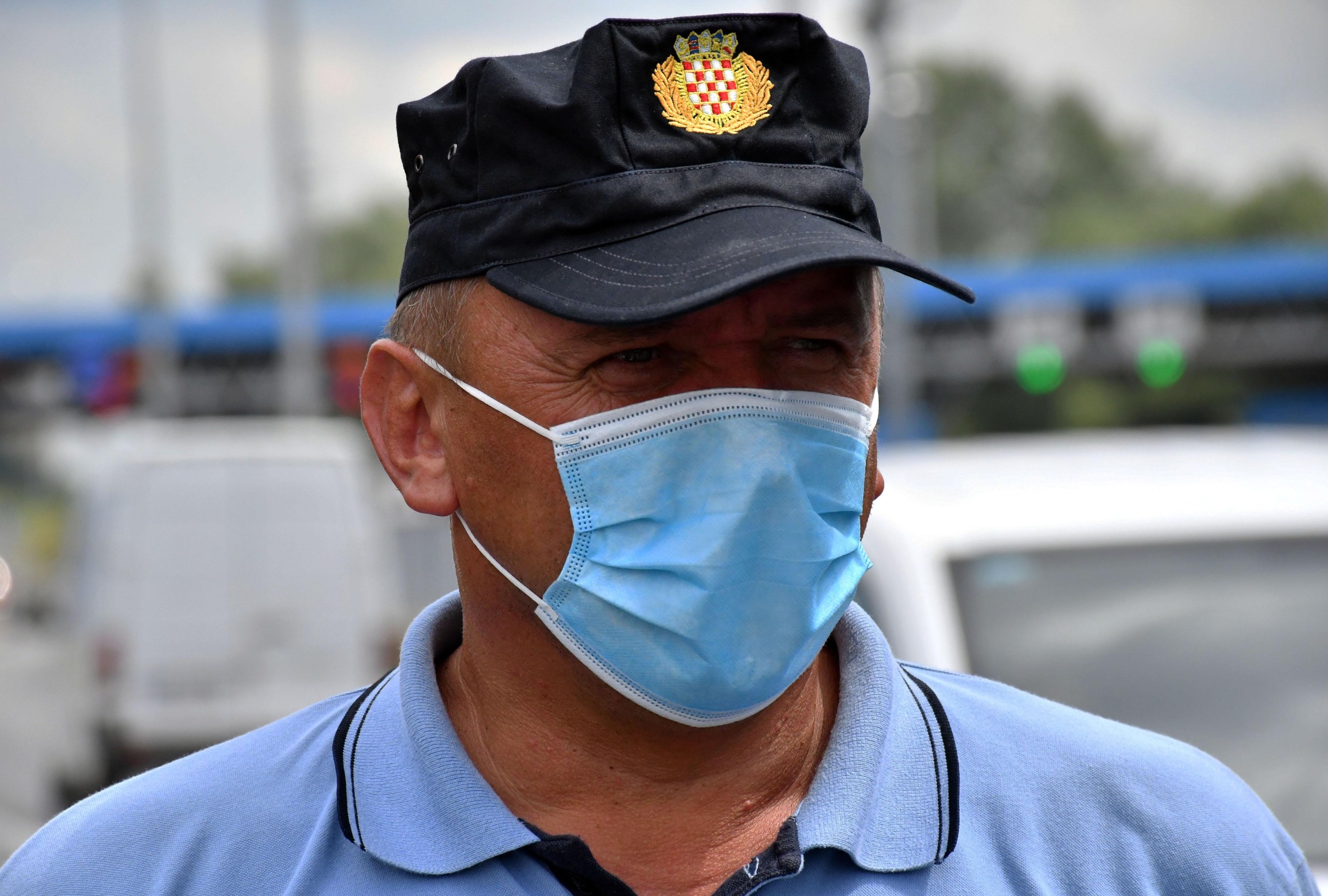 04.08.2020., Stara Gradiska - Velika zapljena cigareta na granicnom prijelazu u Staroj Gradiski. Pronadjeno je preko 160 tisuca kutija u kamionu BiH oznaka. Kamion je prevozio brikete bukve, a medju kutijama s briketom bile su skrivene i velike kartonske kutije s cigaretama, cija se vrijednost procjenjuje na oko 3,2 milijuna kuna. Miroslav Matic, nacelnik GP stara GradiskarPhoto: Ivica Galovic/PIXSELL