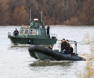 05, January, 2022, Belgrade - Minister of Police Aleksandar Vulin on one of the boats participating in the search for the missing Matej Peris from Split. Aleksandar Vulin. Photo: M.M./ATAImages

05, janaur, 2022, Beograd  Ministar policije Aleksandar Vulin na jednom od camaca koji ucestvuju u potrazi za nestali Splicaninom Matejem Perisom. Photo: M.M./ATAImages Photo: M.M./ATAImages/PIXSELL