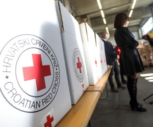 6.11.2020., Zagreb, Jelkovec - Nacionalni logisticki centar Crvenog kriza u sklopu akciju "Cuvajmo ih" dodjeljuje zastitnu opremu za 23000 starijih osoba. Dodjeljuje im se dezinficijens i zastitne maske s ciljem smanjenja rizika od zaraze koronavirusom.rPhoto: Marin Tironi/Pixsell