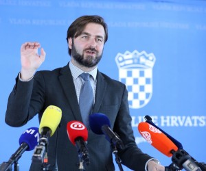 07.02.2022., Zagreb - Ministar gospodarstva i odrzivog razvoja Tomislav Coric dao je izjavu medijima nakon sjednice Gospodarsko-socijalnog vijeca odrzanoj u Nacionalnoj i sveucilisnoj knjiznici.  Photo: Patrik Macek/PIXSELL