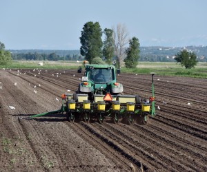 07.05.2019., Pakostane - Lijep proljetni dan poljoprivrednici iskoristili za obradu zemlje i sjetvu. Photo: Hrvoje Jelavic/PIXSELL