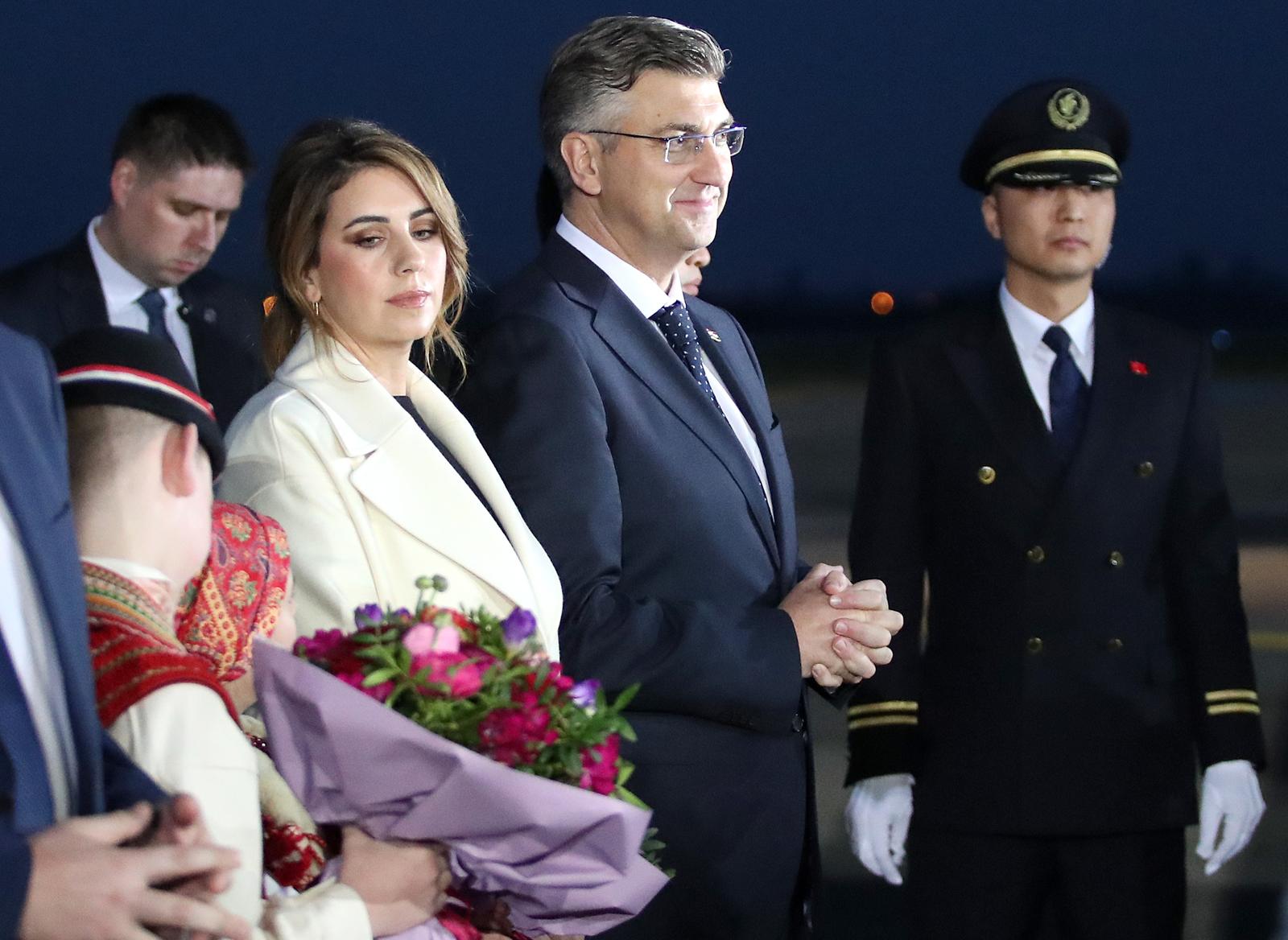 09.04.2019., Medjunarodna zracna luka Franjo Tudjman, Zagreb - Sluzbeni docek predsjednika Drzavnog vijeca Narodne Republike Kine Lija Keqianga. rNa poziv predsjednik hrvatske Vlade Andreja Plenkovica, predsjednik Drzavnog vijeca Narodne Republike Kine Li Keqiang boravit ce u sluzbenom posjetu Hrvatskoj te sudjelovati na 8. sastanku sefova vlada zemalja srednje i istocne Europe i Kine. rPhoto: Igor Kralj/PIXSELL