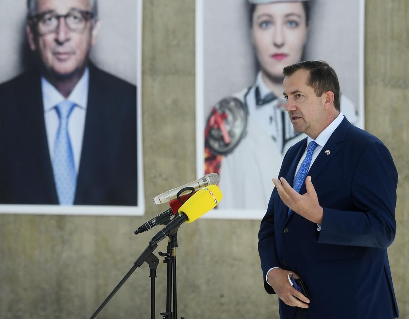 09.05.2021., Zagreb - Povodom Dana Europe ministar vanjskih i europskih poslova Gordan Grlic Radman prisustvovao je otvorenju izlozbe Faces of Europe u Francuskom paviljonu.  Voditelj Predstavnistva Europske komizije u Zagrebu Ognjen Zlatev. rPhoto: Marko Lukunic/PIXSELL