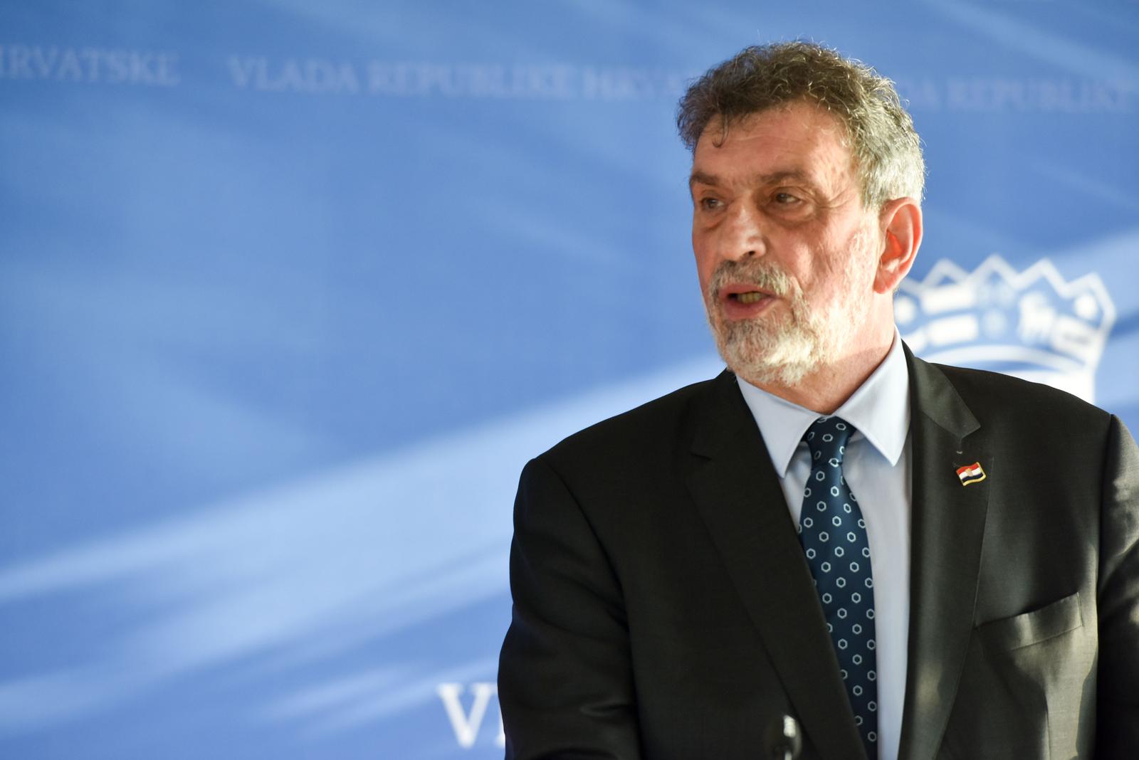 10.2.2022., Zagreb - Ministar obrazovanja Radovan Fuchs dao je izjave za medije uoci pocetka 101. sjednice vlade. Photo: Davorin Visnjic/PIXSELL