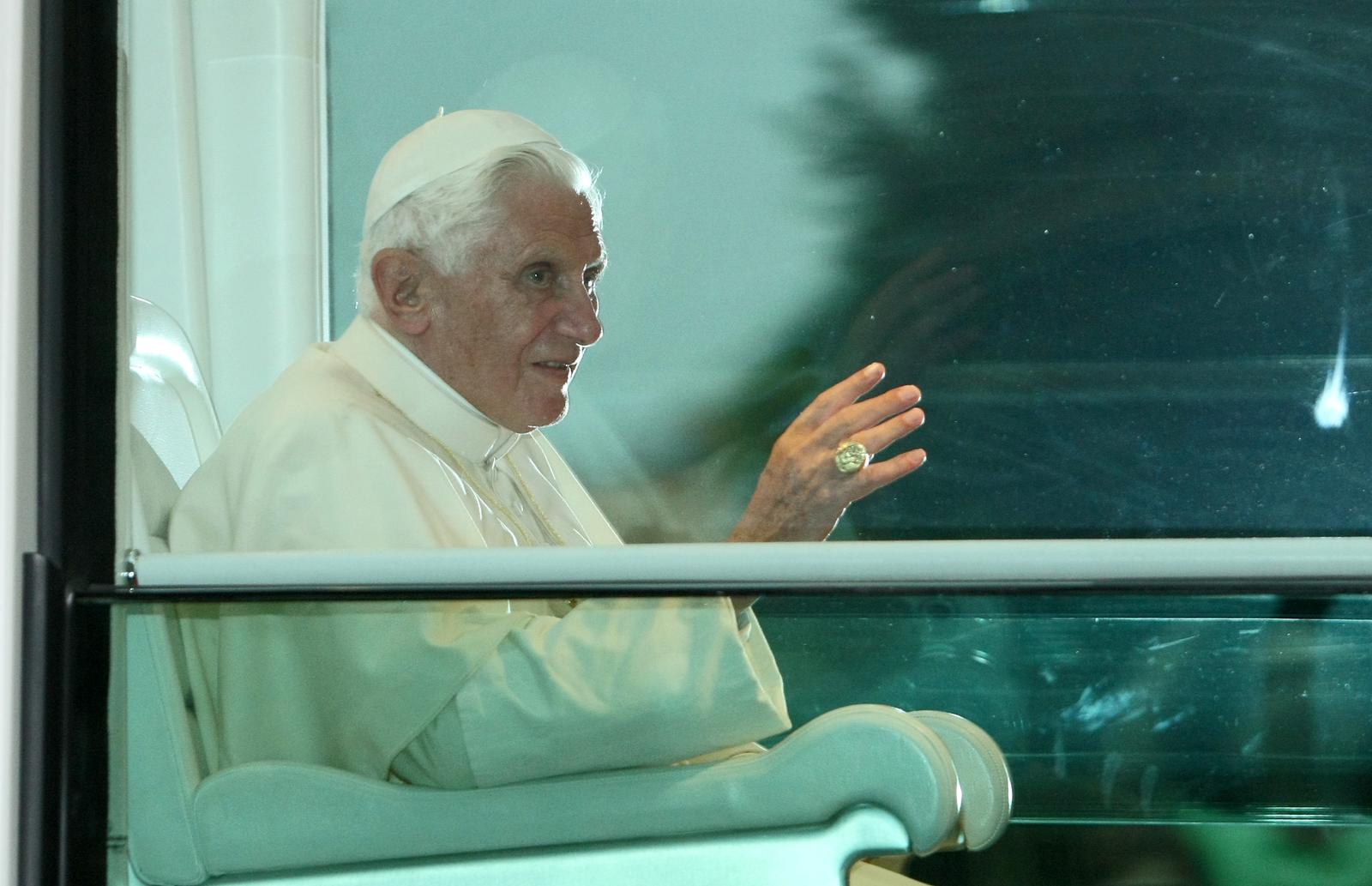05.06.2011., Zagreb - Papa Benedikt XVI, nakon katedrale u kojoj je predvodio Vecernju, pomolio se na grobu Blazenog Alojzija Stepinca te se susreo s kardinalom Bozanicem, posjetio je Nadbiskupski dvor, cime je zavrsen njegov dvodnevni posjet RH. Putujuci prema Zracnoj luci Zagreb mahao je vjernicima okupljenima uz cestu koji su ga zeljeli pozdraviti. "nPhoto: Petar Glebov/PIXSELL