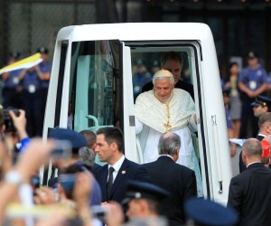 04.06.2011., Trg bana Jelacica, Zagreb - Papa Benedikt XVI s mladima na molitvenom bdijenju. Na cjelovecernjem klanjanju Papa se obratio mladima, molio s njima, ohrabrio ih u vjeri, dao im podrsku i zazvao na njih Bozju milost.rPhoto: Marko Lukunic/PIXSELL