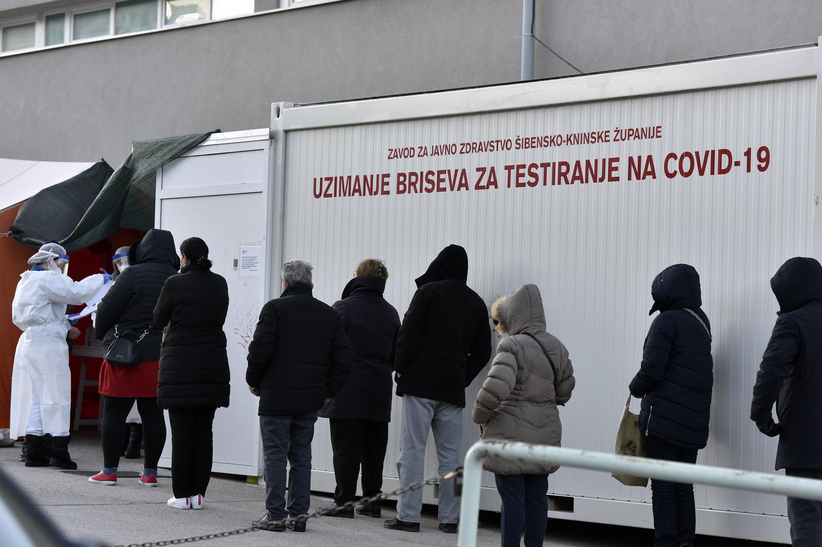 13.01.2022., Sibenik - Unatoc cinjenici da se od danas tesiranja mogu obaviti i kod obiteljskog lijecnika velike guzve na glavnom punktu za testiranje u Sibeniku. Photo: Hrvoje Jelavic/PIXSELL