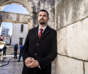 13.01.2022., Split - Dogradonacelnik Bojan Ivosevic u prolasku Srebrnim vratima koja su poprimila novu vizuru nakon uklanjanja standova. Photo: Miroslav Lelas/PIXSELL