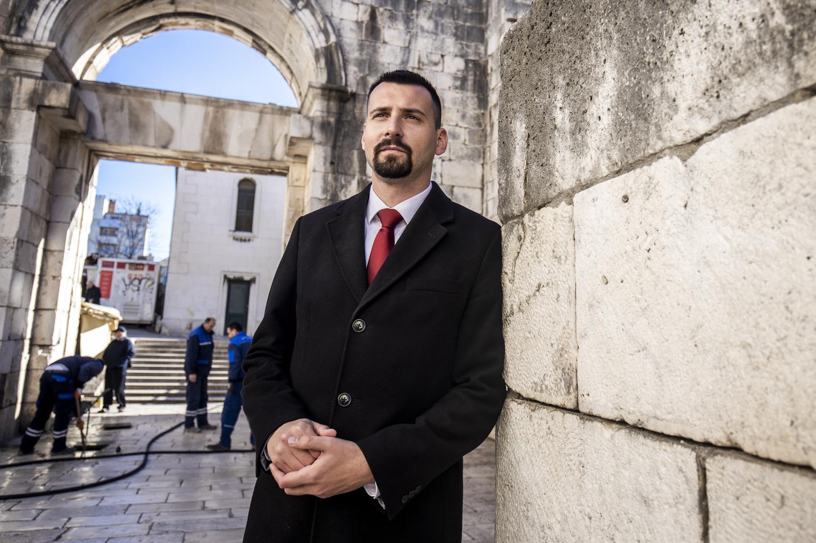 13.01.2022., Split - Dogradonacelnik Bojan Ivosevic u prolasku Srebrnim vratima koja su poprimila novu vizuru nakon uklanjanja standova. Photo: Miroslav Lelas/PIXSELL