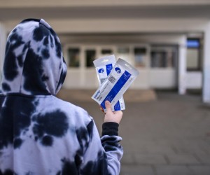 13.02.2022., Zagreb - Testovi za samotestiranje ucenika SARS-CoV-2 podjeljeni su u petak u posljepodnevnim satima ucenicima Osnovne skole Trnsko, ucenik skole snimljen ispred skole Trnsko sa testovima koje su dobili. Photo: Igor Soban/PIXSELL