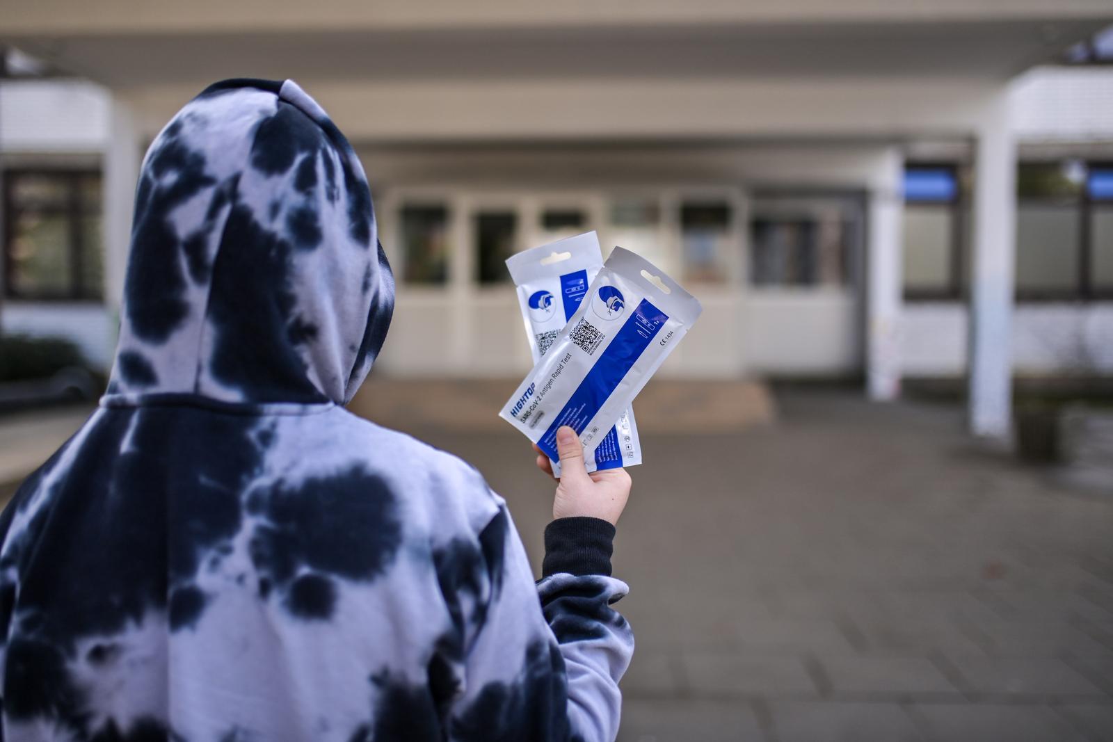 13.02.2022., Zagreb - Testovi za samotestiranje ucenika SARS-CoV-2 podjeljeni su u petak u posljepodnevnim satima ucenicima Osnovne skole Trnsko, ucenik skole snimljen ispred skole Trnsko sa testovima koje su dobili. Photo: Igor Soban/PIXSELL