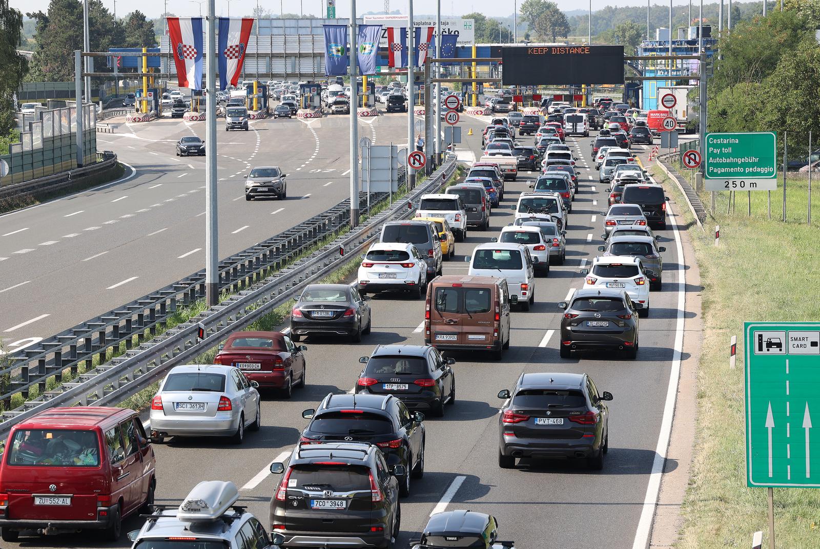 14.08.2021., Lucko, Zagreb - Smjena turista i ovog vikenda stvorila je ogromne guzve na naplatnoj postaji Lucko. Velika guzva u smjeru mora. rPhoto: Marko Prpic/PIXSELL