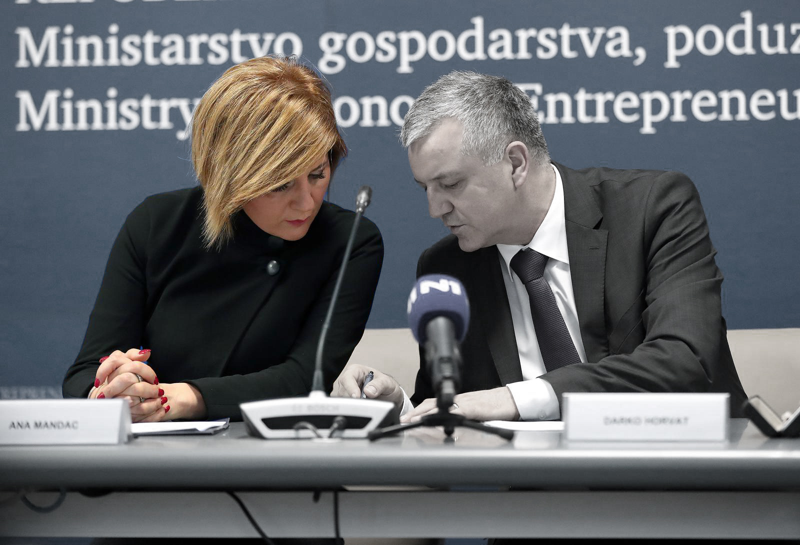Zagreb: Svečana dodjela ugovora po programu Razvoj zadružnog poduzetnistva 14.12.2018., Zagreb -  Svecana dodjela ugovora po programu Razvoj zadruznog poduzetnistva u Ministarstvu gospodarstva, poduzetnistva i obrta. Ministar Darko Horvat i pomocnica ministra Ana Mandac.rPhoto: Igor Kralj/PIXSELL