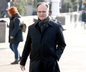 15.02.2022., Zagreb - Predstojnik Ureda predsjednika Vlade Zvonimir Frka Petesic prolazi preko Trga bana Jelacica na putu za Banske dvore. Photo: Patrik Macek/PIXSELL