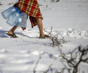 15.01.2021.,Bihac, Bosna i Hercegovina - Migrantski kamp Lipa koji se nalazi nekoliko kilometara od Bihaca, jos uvijek ne ispunjava osnovne uslove za normalan boravak. Postavljeni su vojni satori koji prokisnjavaju, tekuce vode nema, a ona u bocama i kanisterima mrzne jer temperature dostizu i -15 stupnjeva Celzijusa. Kupaju se u obliznjim potocima koji takodjer sluze i za pranje odjece ili tope snijeg kako bi dobli vodu. Vecina migranata ne zeli ostati ovdje jer kako kazu, ovo nije zivot dostojan covjeka. Da bi dosli do Bihaca gdje mogu nesto kupiti ili preuzeti novac koji im salju potrebno je da hodaju 6 i vise sati samo u jednom pravcu. Mnogi su bolesni i sa bolovima ali ne dobivaju nikakvu posebnu pomoc, cak ni tablete. Trenutno se u kampu nalazi oko 800 ljudi, a njime upravlja Ministarstvo sigurnosti Bosne i Hercegovine.rPhoto: Armin Durgut/PIXSELL