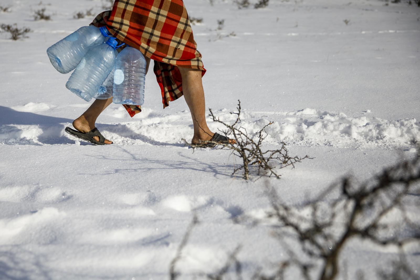 15.01.2021.,Bihac, Bosna i Hercegovina - Migrantski kamp Lipa koji se nalazi nekoliko kilometara od Bihaca, jos uvijek ne ispunjava osnovne uslove za normalan boravak. Postavljeni su vojni satori koji prokisnjavaju, tekuce vode nema, a ona u bocama i kanisterima mrzne jer temperature dostizu i -15 stupnjeva Celzijusa. Kupaju se u obliznjim potocima koji takodjer sluze i za pranje odjece ili tope snijeg kako bi dobli vodu. Vecina migranata ne zeli ostati ovdje jer kako kazu, ovo nije zivot dostojan covjeka. Da bi dosli do Bihaca gdje mogu nesto kupiti ili preuzeti novac koji im salju potrebno je da hodaju 6 i vise sati samo u jednom pravcu. Mnogi su bolesni i sa bolovima ali ne dobivaju nikakvu posebnu pomoc, cak ni tablete. Trenutno se u kampu nalazi oko 800 ljudi, a njime upravlja Ministarstvo sigurnosti Bosne i Hercegovine.rPhoto: Armin Durgut/PIXSELL
