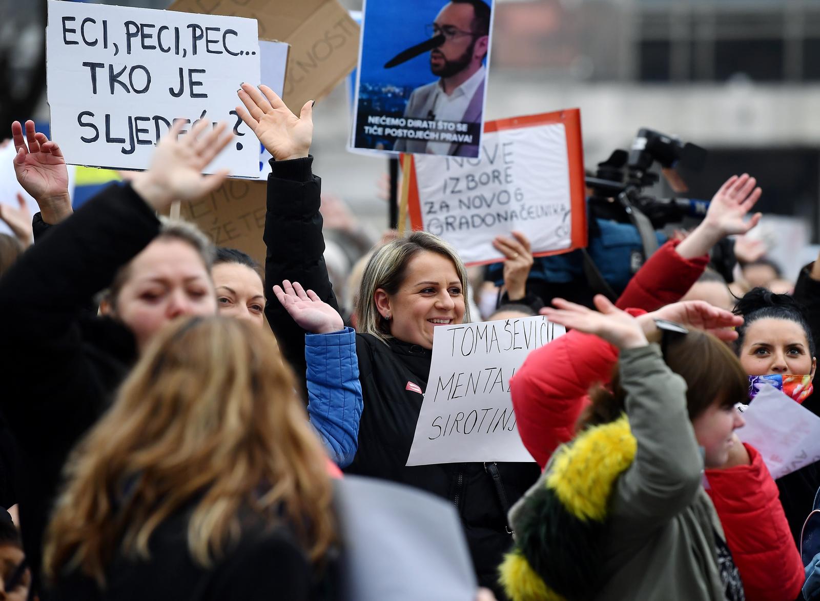 17.11.2021., Zagreb - Prosvjed majki odgojiteljica ispred Gradskog poglavarstva zbog ukidanja statusa.  Photo: Marko Lukunic/PIXSELL