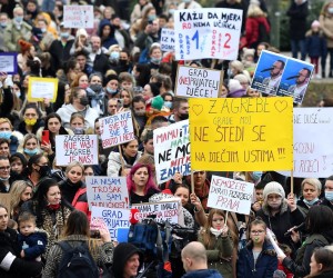 17.11.2021., Zagreb - Prosvjed majki odgojiteljica ispred Gradskog poglavarstva zbog ukidanja statusa.  Photo: Marko Lukunic/PIXSELL