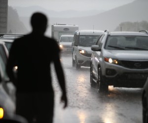 18.08.2020., Zagvozd - Nezapamcena tuca na podrucju Zagvozda tijekom poslijepodneva stvorila je poteskoce u prometu na autocesti A1. Vozaci su s vozilima trazili zaklon gdje je to god bilo moguce. Photo: Ivo Cagalj/PIXSELL