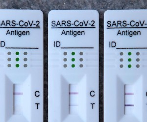 19.01.2022., Zagreb - Brzi antigenski test. Moguci prikazi rezultata. Negativan test, pozitivan test sa blagim ocitanjem, pozitivan test. Omicron soj korona virusa ima blaze simptome, brze se prenosi, krace traje, te se na testovima cesto pokaze negativan nalaz ili se pozitivan rezultat ocita tek nakon petnaestak minuta s lagano izrazenim indikatorom.  Photo: Goran Stanzl/PIXSELL