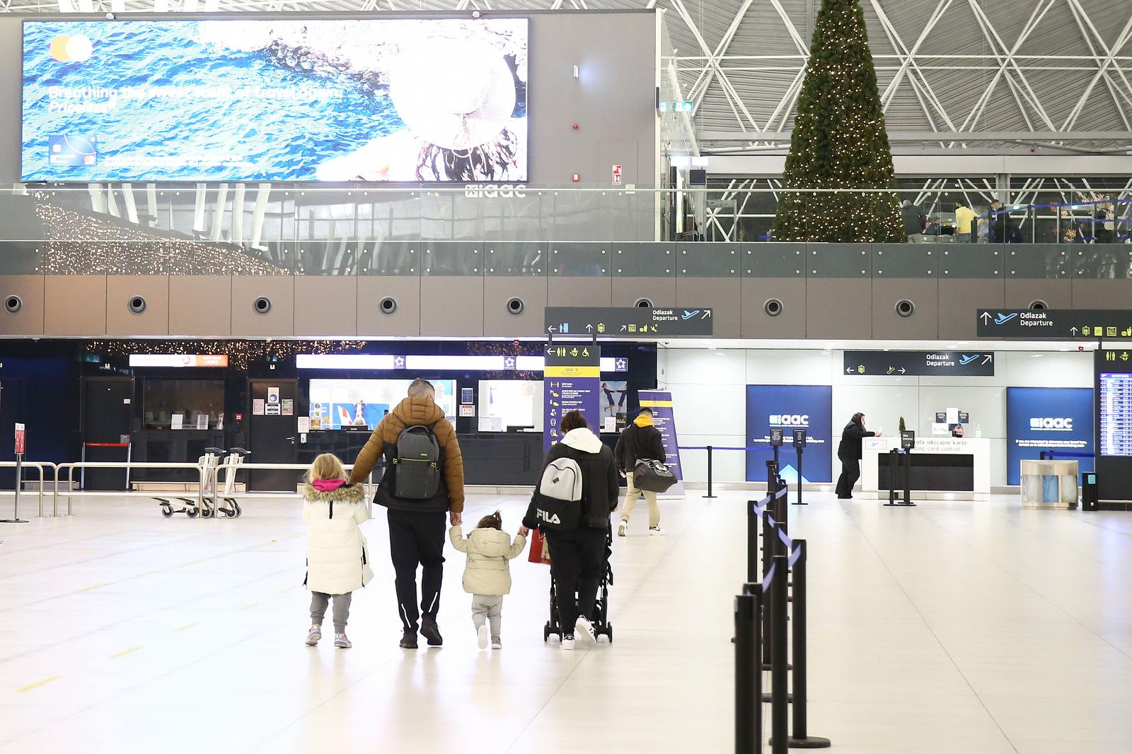 20.12.2021., Zagreb - Odlazak Kiare Gorsic na ljecenje u SAD sa majkom Mateom i ocem Valentino. Photo: Matija Habljak/PIXSELL