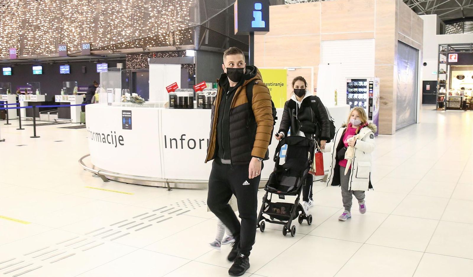 20.12.2021., Zagreb - Odlazak Kiare Gorsic na ljecenje u SAD sa majkom Mateom i ocem Valentino. Photo: Matija Habljak/PIXSELL