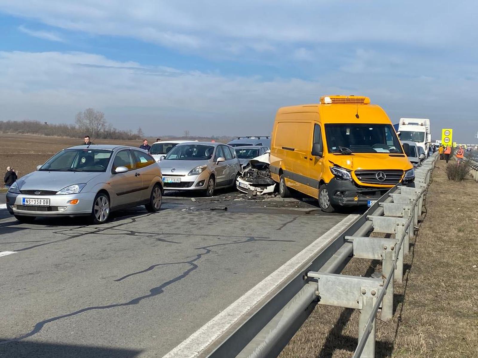 21, februara , 2022, Stara Pazova - Vise od 40 vozila ucestvovalo je u lancanom udesu koji se dogodio jutros oko 8.30 kod naplatne rampe na auto-putu kod Stare Pazove. Photo: M.M./ATAImages/PIXSELL
