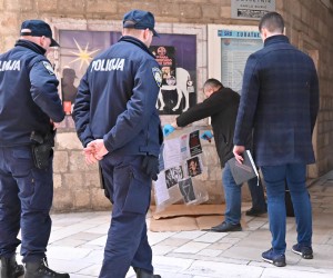 21.12.2021., Zadar - Na oglasnoj ploci na Kalelargi djelatnici krim policije provode ocevid zbog plakata. Plakat je izuzet za krim obradu a na njemu je slika omce za vjesanje ispod koje je pisalo "anemicni". Photo: Dino Stanin/PIXSELL