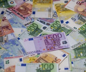 21.01.2022., Zagreb - Od 1. sijecnja 2023. godine, prema planu Vlade, platezno sredstvo u Hrvatskoj postat ce euro, a Hrvatska ce postati 20. clanica eurozone. Kuna ce time, nakon 28 godina koristenja, otici u povijest, dok ce hrvatski gradjani i sluzbeno postati korisnici eura. Ilustracija prelaska kune na euro. Photo: Igor Kralj/PIXSELL