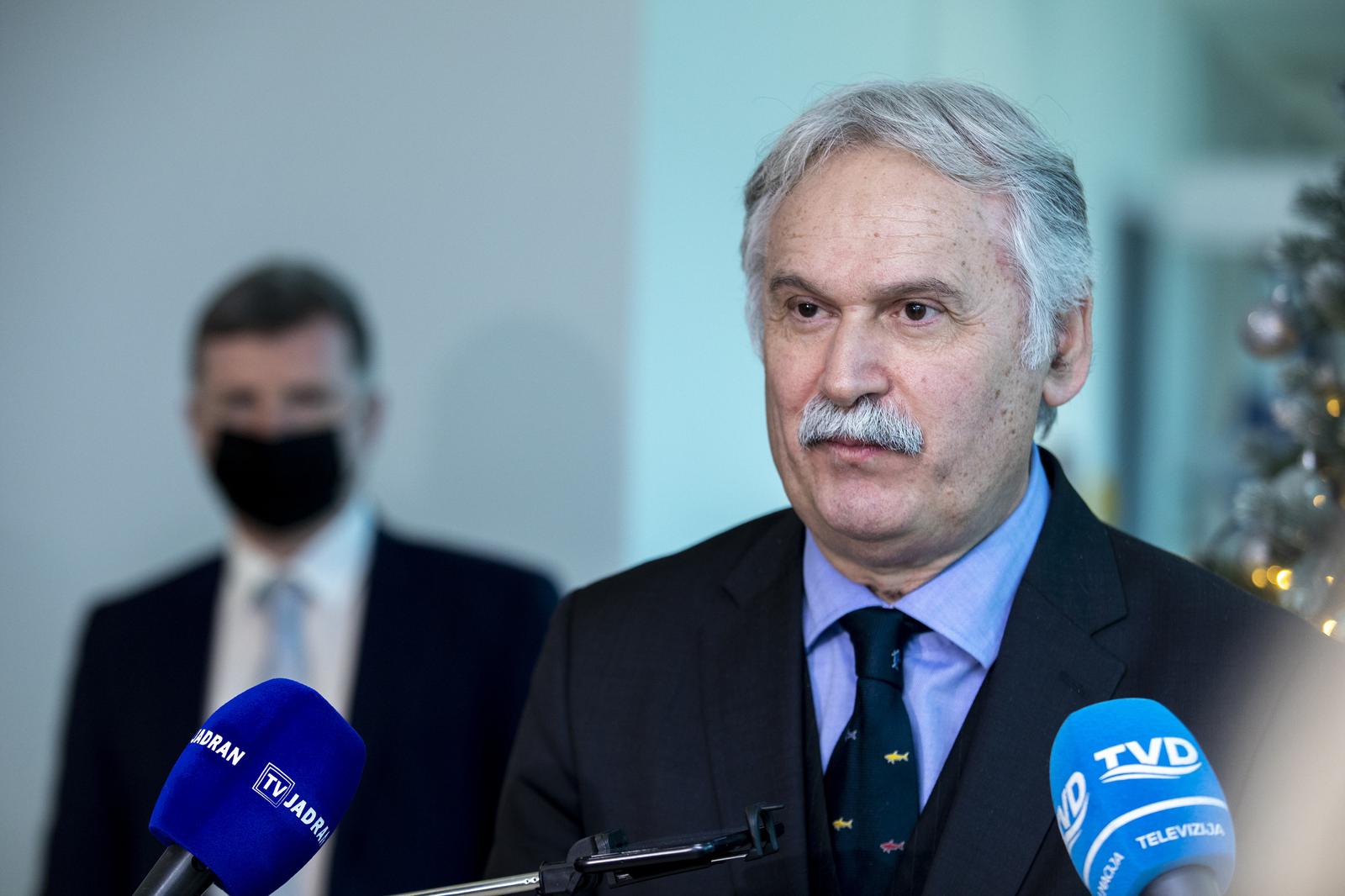 22.12.2021., Split - Rektoru Sveucilista u Splitu, dr. Draganu Ljuticu uruceno je priznanje Hrvatskog lijecnickog zbora - podruznica Zadar.
Dragan Ljutic
Photo: Miroslav Lelas/PIXSELL Photo: Miroslav Lelas/PIXSELL