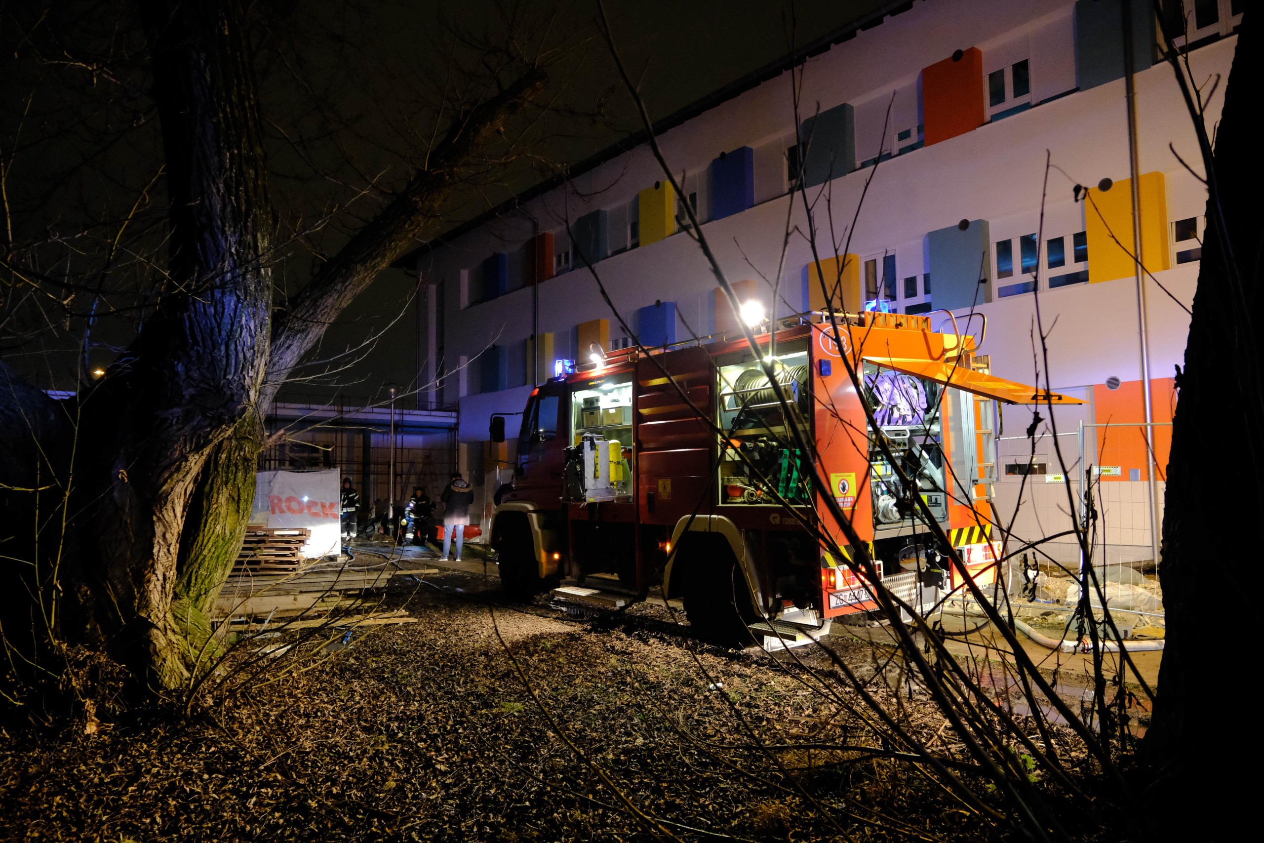 23.1.2022., Zagreb - U osvnoj skoli Fran Krsto Frankopan u zagrebackom naselju Pescenica izbio je pozar u kasnim vecernjim satima. Pozar je brzo ugasen pravovremenom reakcijom vatrogasaca. Photo: Slaven Branislav Babic/PIXSELL