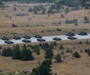 23.07.2015., Udbina - U vojarni Josip Jovic jutros je odrzana prva zajednicka vjezba motorizirano-mehanizirano-oklopnih postrojbi Oruzanih snaga RH koji ce sudjelovati na svecanom mimohodu u Zagrebu 4. kolovoza 2015. godine. Vjezbi je nazocio ministar OS Ante Kotromanovic. Photo: Boris Scitar/Vecernji list/PIXSELL
