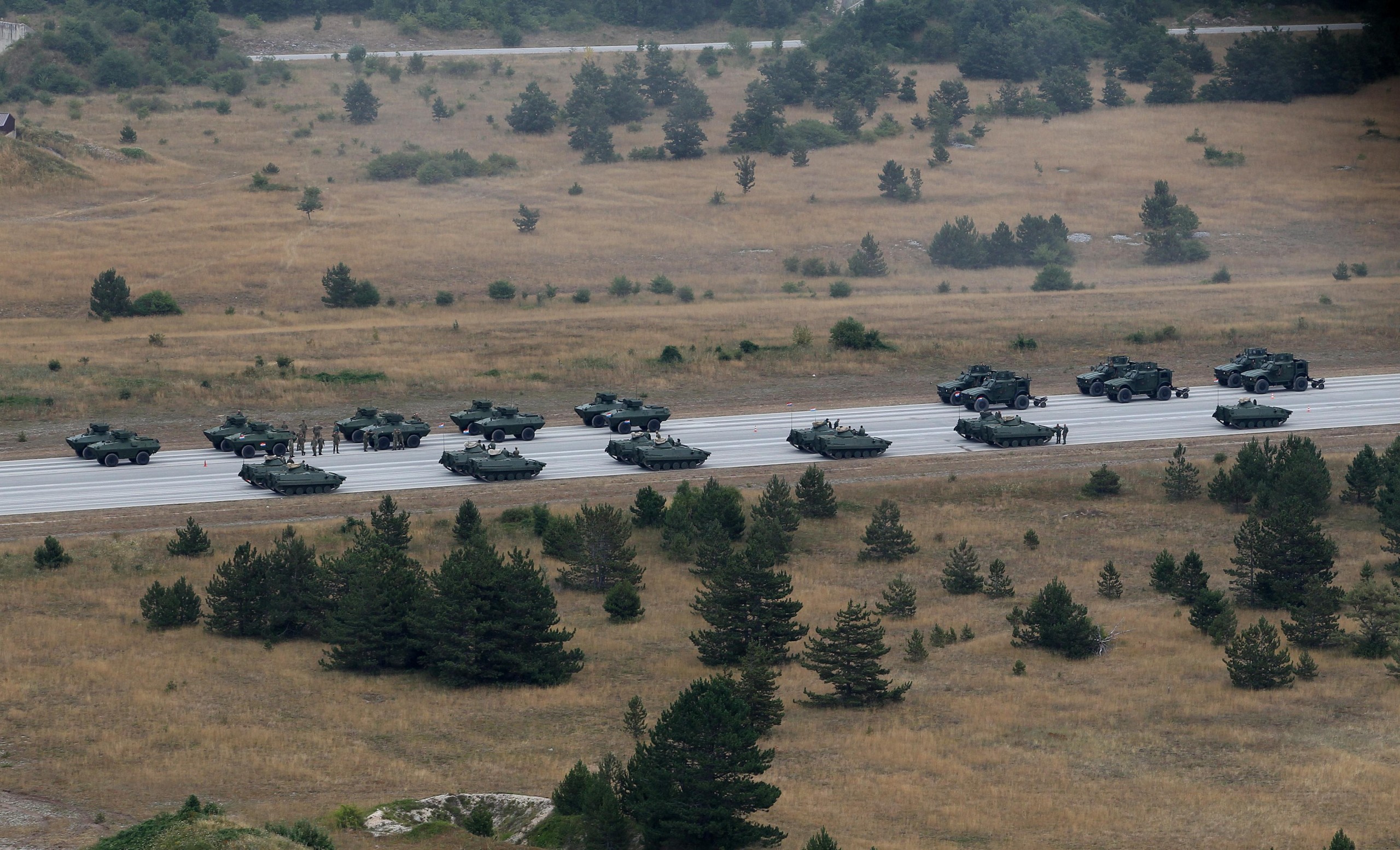 23.07.2015., Udbina - U vojarni Josip Jovic jutros je odrzana prva zajednicka vjezba motorizirano-mehanizirano-oklopnih postrojbi Oruzanih snaga RH koji ce sudjelovati na svecanom mimohodu u Zagrebu 4. kolovoza 2015. godine. Vjezbi je nazocio ministar OS Ante Kotromanovic. Photo: Boris Scitar/Vecernji list/PIXSELL