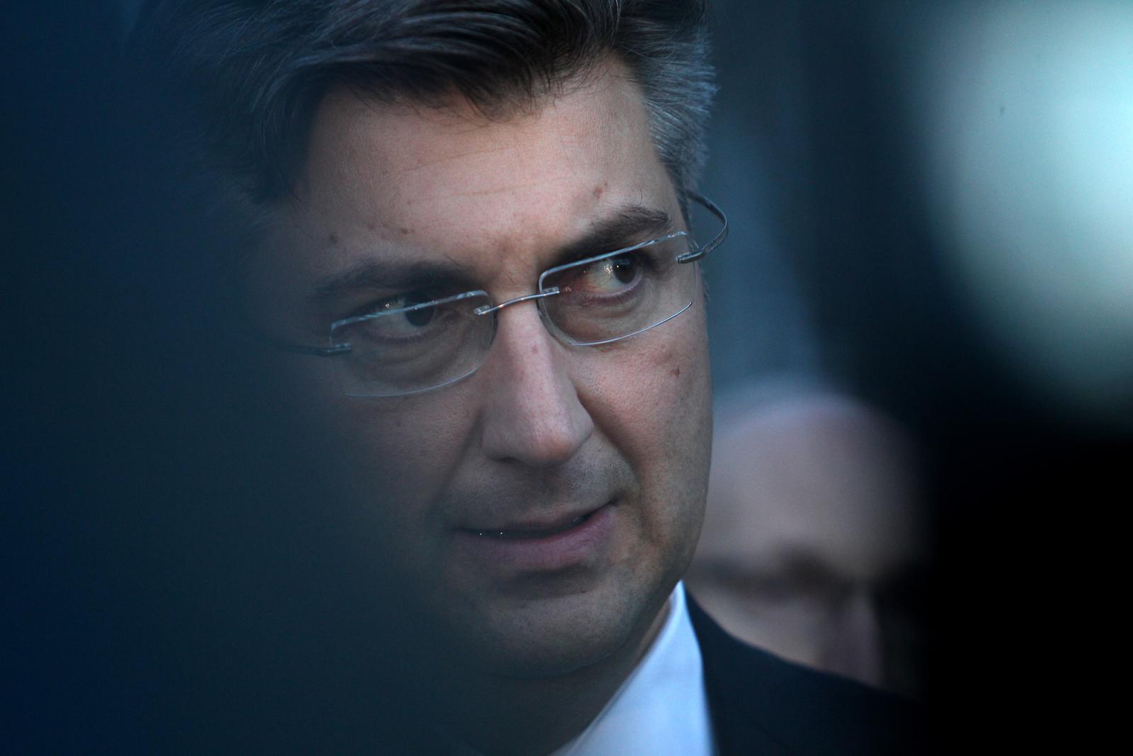 24.11..2016., Zagreb - Permijer Andrej Plenkovic u pratnji ministra obrane Damira Krsticevica i nacelniika Glavnog stozera Mirkom Sundovim i Saborskim odborom za obranu, posjetio je vojarnu Croatia i uvjerio se u stvarno stanje u Hrvatskoj vojsci. rPhoto: Boris Scitar/Vecernji list/PIXSELL