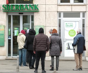 25.02.2022., Zagreb - Klijenti cekaju u redu na ulaz u rusku banku Sberbank, koja se nasla na udaru americkih sankcija zbog napada Rusije na Ukrajinu. 
 Photo: Goran Stanzl/PIXSELL