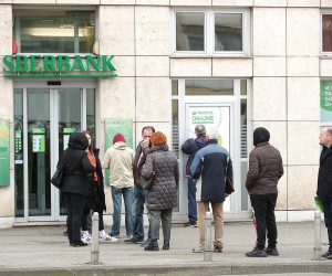 25.02.2022., Zagreb - Klijenti cekaju u redu na ulaz u rusku banku Sberbank, koja se nasla na udaru americkih sankcija zbog napada Rusije na Ukrajinu. 
 Photo: Goran Stanzl/PIXSELL