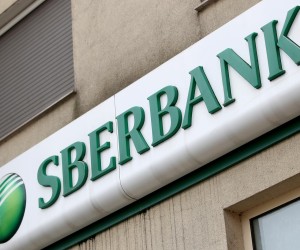 25.02.2022., Zagreb - Klijenti cekaju na ulaz u rusku banku Sberbank zbog rata Rusije i Ukrajine. Photo: Igor Kralj/PIXSELL