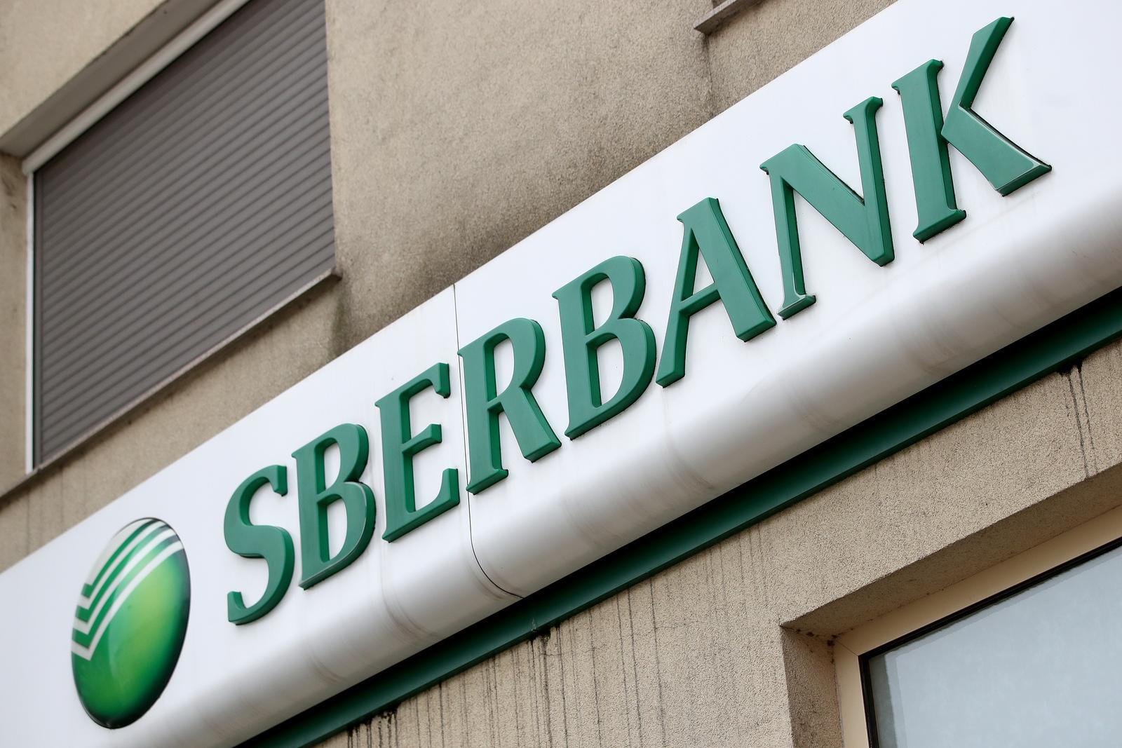 25.02.2022., Zagreb - Klijenti cekaju na ulaz u rusku banku Sberbank zbog rata Rusije i Ukrajine. Photo: Igor Kralj/PIXSELL