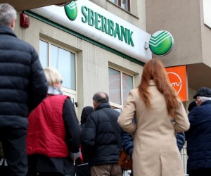 25.02.2022., Zagreb - Klijenti cekaju na ulaz u rusku banku Sberbank zbog rata Rusije i Ukrajine. Photo: Igor Kralj/PIXSELL