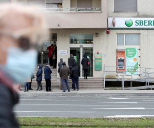 25.02.2022., Zagreb - Klijenti cekaju na ulaz u rusku banku Sberbank zbog rata Rusije i Ukrajine. Photo: Igor Kralj/PIXSELL